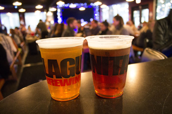 Lagunitas Brewingのタップルームはいつも賑やか