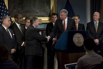 １月31日の発表で握手するデ・ブラシオ市長（中央右）とリンチ会長（photo: Ed Reed/Mayoral Photography Office）