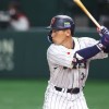 【WBC】吉田正尚 優勝後に怪我で辞退した鈴木誠也のユニフォームを持って写真「一緒にプレーしたかったというのが本音です」