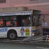 ガードレールに衝突 9人けが　横浜市営バス 運転手体調不良か