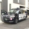 ドアを開けてバック中に誤操作か　タクシー運転手が車と壁に挟まれけが