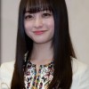 橋本環奈さんが空港のラウンジでビールを飲みながらくつろぐ姿に反響。写真集オフショットとのギャップがありすぎる