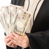 初任給6万円以上アップで30万円の企業も。これでも安い？売り手市場で続々引き上げ