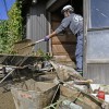 能登豪雨、泥かき出す住民ら