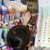 2匹の猫が「接客」長野の文房具店で人気