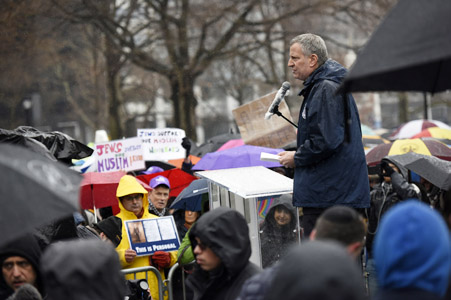 レインコート姿で演説する市長＝12日、マンハッタン区 （photo: Ed Reed/Mayoral Photography Office）