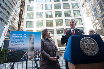 同日、市内のシニアセンターを訪れマンション税について説明する市長（photo: Michael Appleton/Mayoral Photography Office）