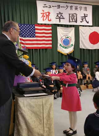 岡本学園長から卒業証書を受け取る卒園児