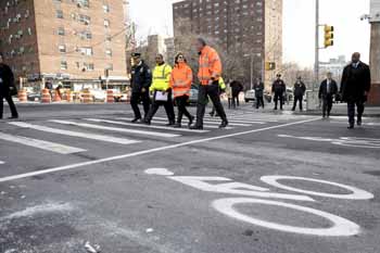 21日、道路などの視察に出た市長ら（photo: Ed Reed/Mayoral Photography Office）