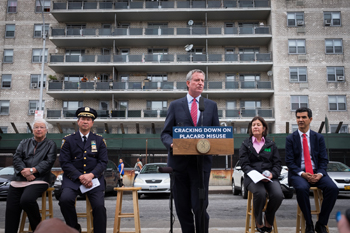 24日、ブロンクス区で取り締まりについての記者発表を行う市長（photo: Edwin J. Torres/Mayoral Photo Office）