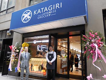 開店当日の朝、来店客を迎える磯田社長（左）と和田店長