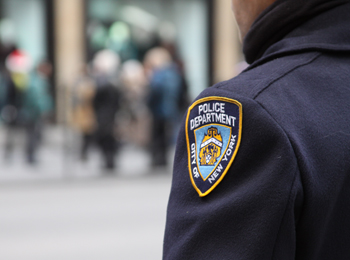ｎｙｐｄ警官が麻薬の 運び屋 に バッジ見せれば捕まらない と悪用 Daily Sun New York