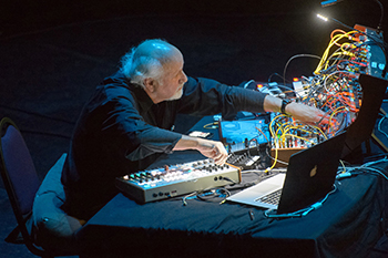 SUBOTNICK Crowds and Power + Silver Apples of the Moon（photo : Adam Kissick）