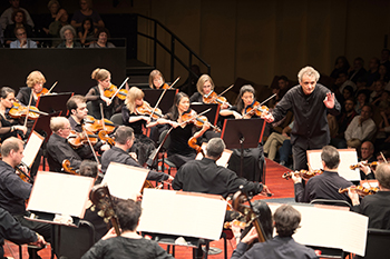 Mostly Mozart Festival Orchestra; Louis Langrée, conductor（photo: Kevin Yatarola）