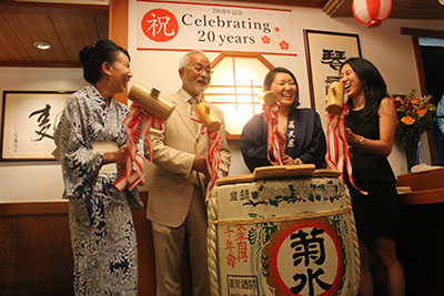 鏡開きをする八木さん（左から２番目）、松本さん（同３番目）とスタッフ