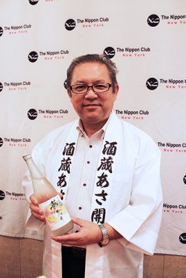 株式会社あさ開（びらき）（岩手県）代表取締役社長の村井宏次さん。「食前には上品な『夢灯り』を、食中には大辛口の『水神』をどうぞ！」