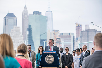 14日、条例案を発表するデブラシオ市長 （photo: Benjamin Kanter/Mayoral Photo Office）