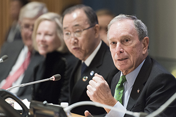 2016年１月、気候変動に関するサミットで発言するブルームバーグさん（photo: UN Photo/Mark Garten）