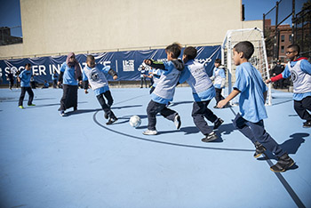 オープニングセレモニー後、サッカーを楽しむ子どもたち（photo: Ed Reed/Mayoral Photography Office）