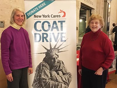 ペンステーション、ニューヨーク市警察でも29日まで寄付を受け付けている。 詳細はwww.newyorkcares.org/coat-driveを参照 （photo: Asami Kato / 本紙）