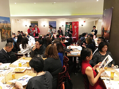 会場で試食・試飲をしながら会話に花を咲かせる参加者ら（photo: Yoko Shuso / 本紙）