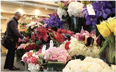 バレンタインデーの14日、花屋は恋人への花束を買いに来る人でにぎわった＝14日午後 （photo: Yuriko Anzai / 本紙）