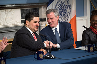 カランザさん（左）とデブラシオ市長＝５日 （photo: Ed Reed/Mayoral Photography Office）