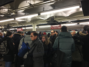 う回を余儀なくされた通勤客で混雑するタイムズスクエア駅＝20日午前８時40分（photo: 本紙）