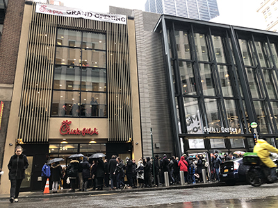 雨にもかかわらず昼時には長蛇の列ができた＝３日午後撮影 （photo: Yuriko Anzai / 本紙)