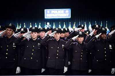 ｎｙｐｄブルー 新たに448人 警察学校卒業式 Daily Sun New York