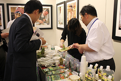 風味豊かな生わさびのおろしを実演する三和食品のブース