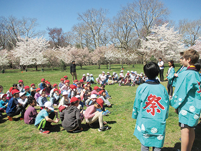 児童会の上級生が遠足を企画。「桜が満開だ〜！」