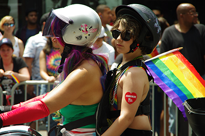 先導は恒例レズビアンライダーたち。今年は上半身裸の人は少なかった＝24日午後撮影 （photo: Asami Kato / 本紙）