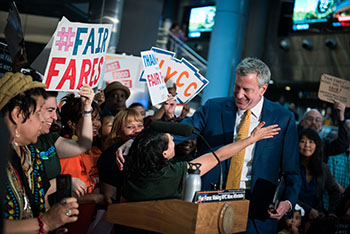 12日、「フェアフェアーズ」への予算確保を喜ぶビル・デブラシオ市長（右）と市民（photo: Ed Reed/Mayoral Photography Office）