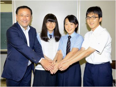 派遣高校生の（右から）渡邊さん、林さん、五十嵐さん（ニューヨーク日系人会提供）