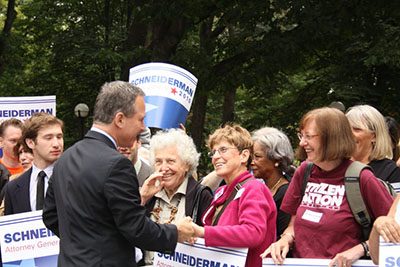 2010年、司法長官選に初参戦したシュナイダーマン氏 （手前左）（photo: citizenactionny）