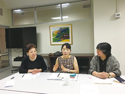 意識調査について話す（左から）ＪＡＡ事務局長の野田美知代さん、桃山学院大学大学院・教授の遠山伊津子さん、ＪＡＡ会長で高齢者問題協議会委員長のスーザン大沼さん＝９月5日撮影（本紙）