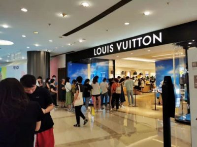 上海の高級ブランド品店に長蛇の列 原因は 中国メディア Daily Sun New York