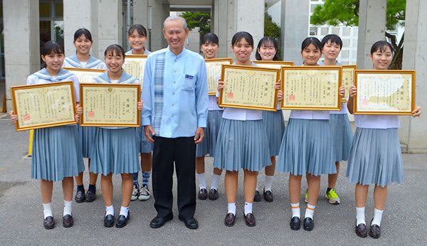 波打ち際に倒れた女性 沖縄の高校生10人 学校で習ったaed使って救助 消防から感謝状 Daily Sun New York