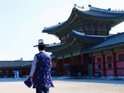 韓国の史跡公園に車が突っ込み門が崩壊 衝撃の光景に韓国ネット もろすぎる これがk 建築の現実 Daily Sun New York